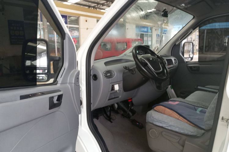 Used SAIC MAXUS Xintu V80 2021 2.0T Manual Classic City Delivery King Short Wheelbase Mid-Roof Design 3 Seats
