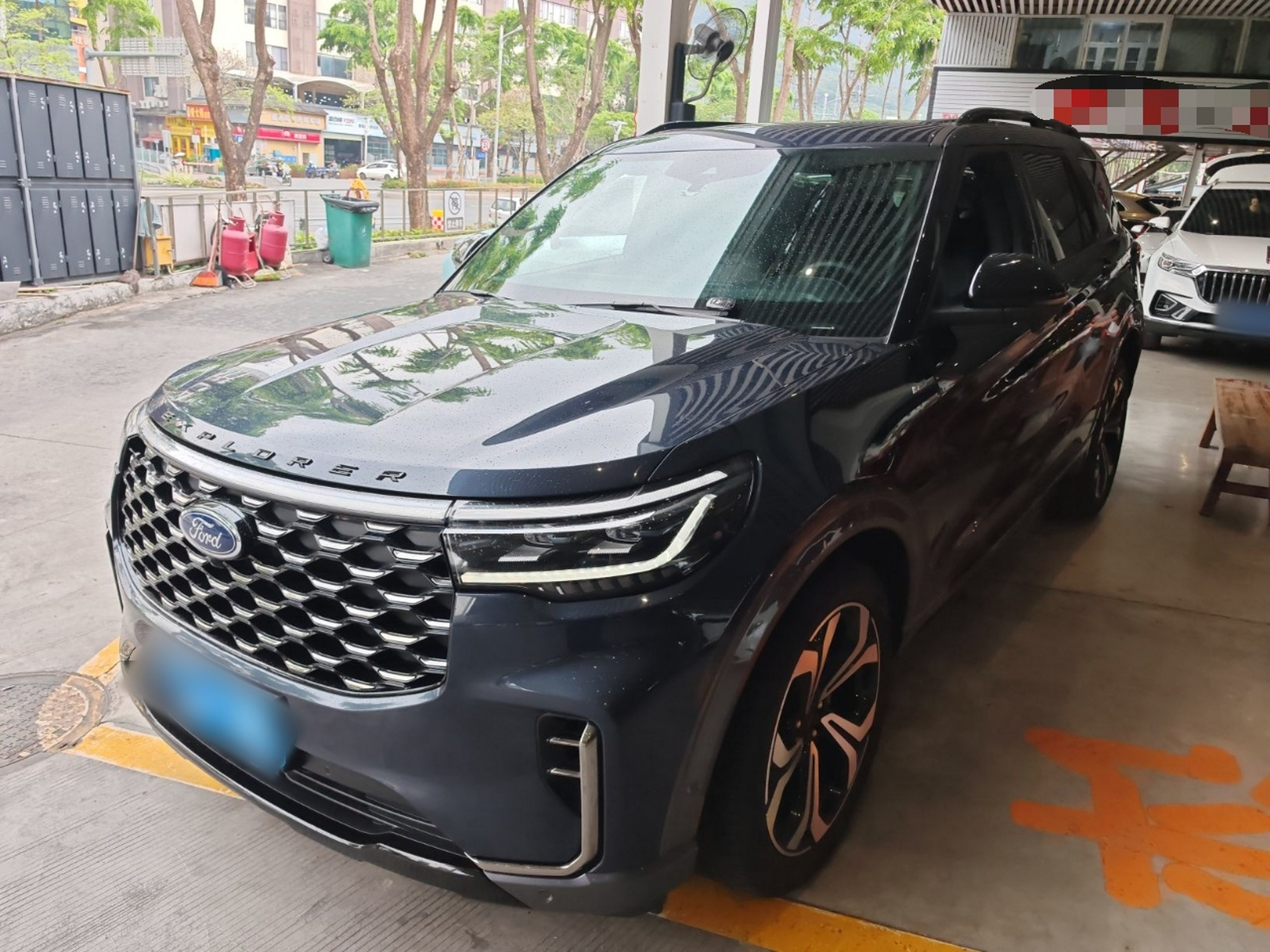 تحت مقدمة السيارة