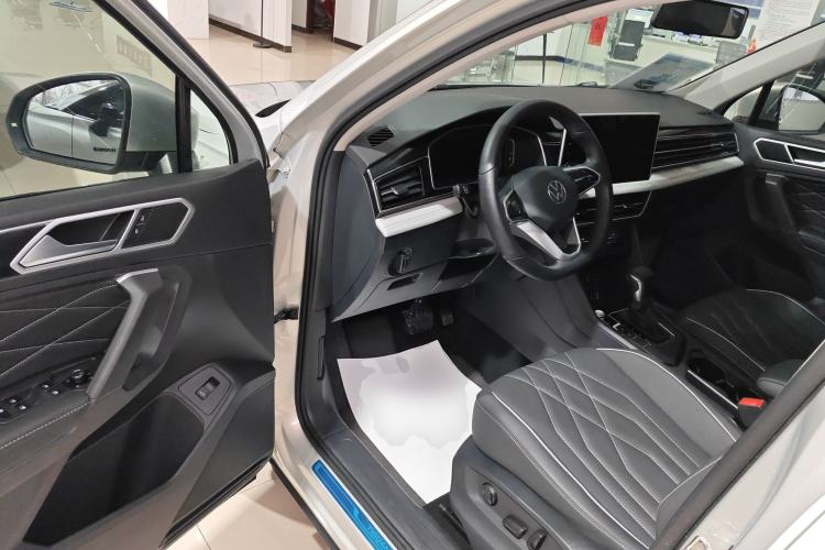 Used Volkswagen Tiguan L 2023 330TSI Automatic Two-Wheel Drive Smart Edition
