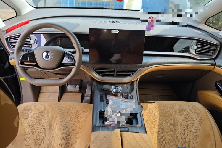 Used Denza D9 2022 DM-i 1040 Prestige Model Center Console