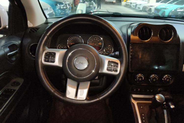 Used Jeep Compass 2014 Revised Version 2.4L Four-Wheel Drive Luxury Edition Steering Wheel