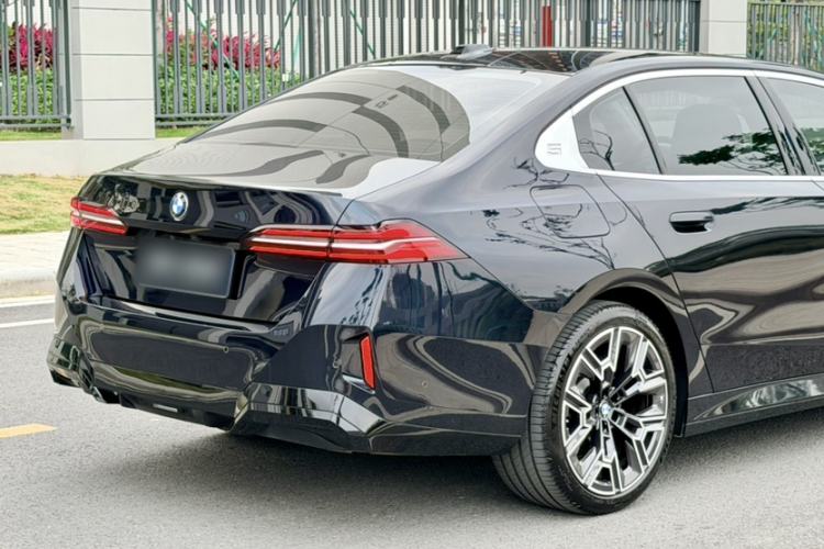 Used BMW 5 Series 2025 530Li Luxury Edition M Sport Package Exterior 3