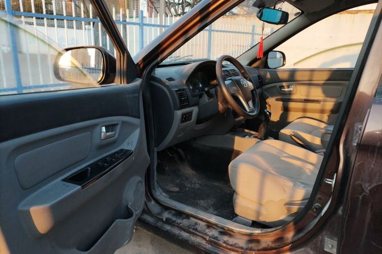 Used BAIC Weiwang M20 2014 1.5L practical type BJ415A Driver Seat