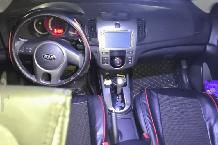 Used Kia Forte 2012 1.6L AT Premium Commemorative Edition Center Console