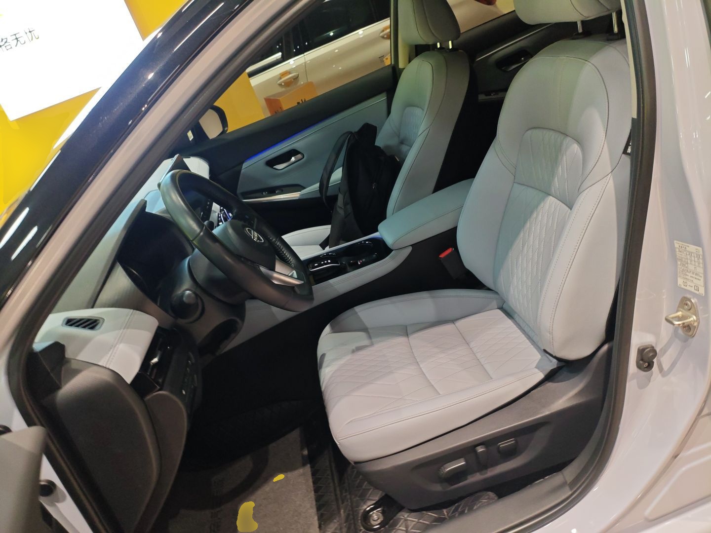 المقاعد الأمامية داخل السيارة