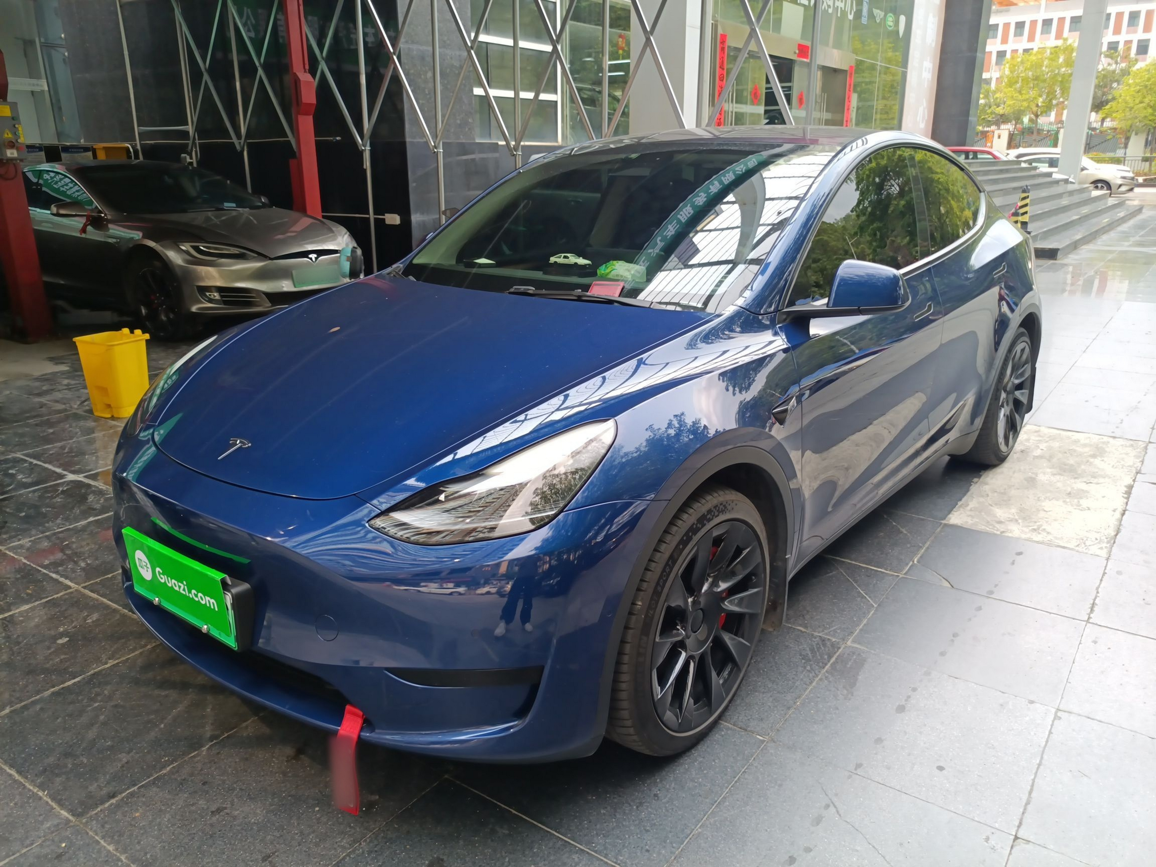 Под передней частью автомобиля