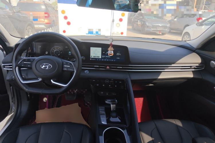 Used Hyundai Elantra 2022 1.5L CVT LUX Prestige Edition Center Console