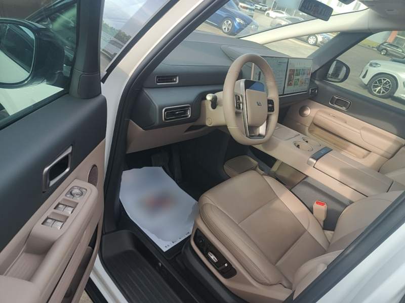Used Li Auto MEGA 2025 Home Family Special Edition — 15