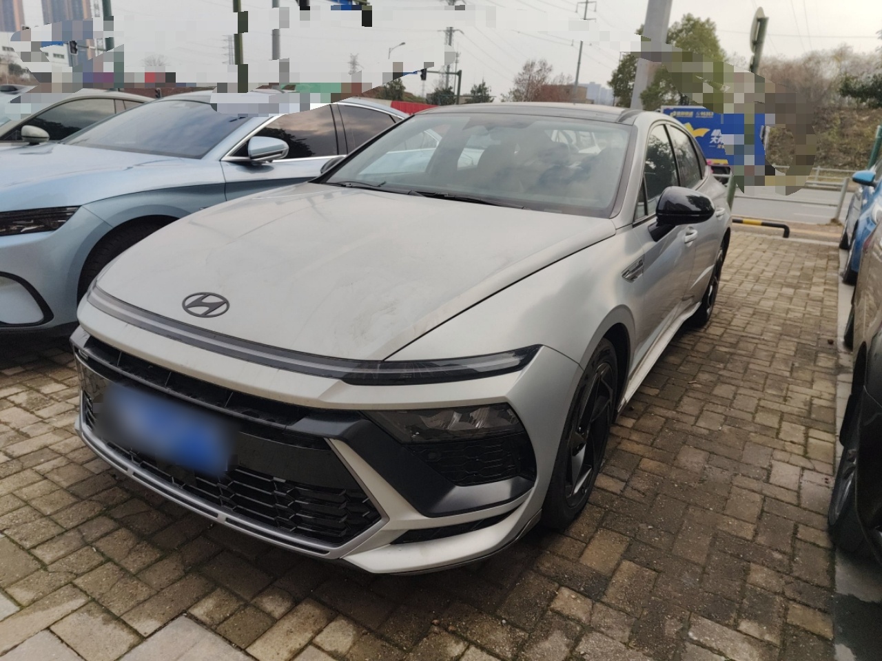 Под передней частью автомобиля