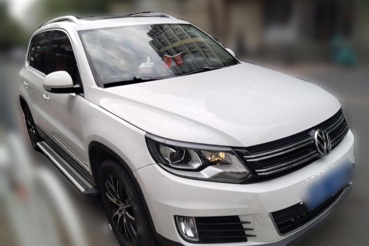 Used Volkswagen Tiguan 2015 1.8TSI Automatic All-Wheel-Drive Luxury Model Front Right 45 Deg