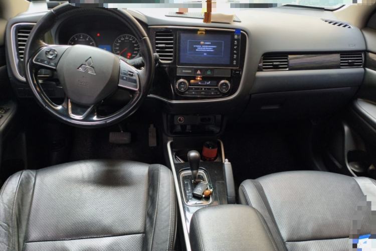 Used Mitsubishi Outlander 2018 2.0L Two-Wheel Drive Glory Edition 5 Seats Center Console