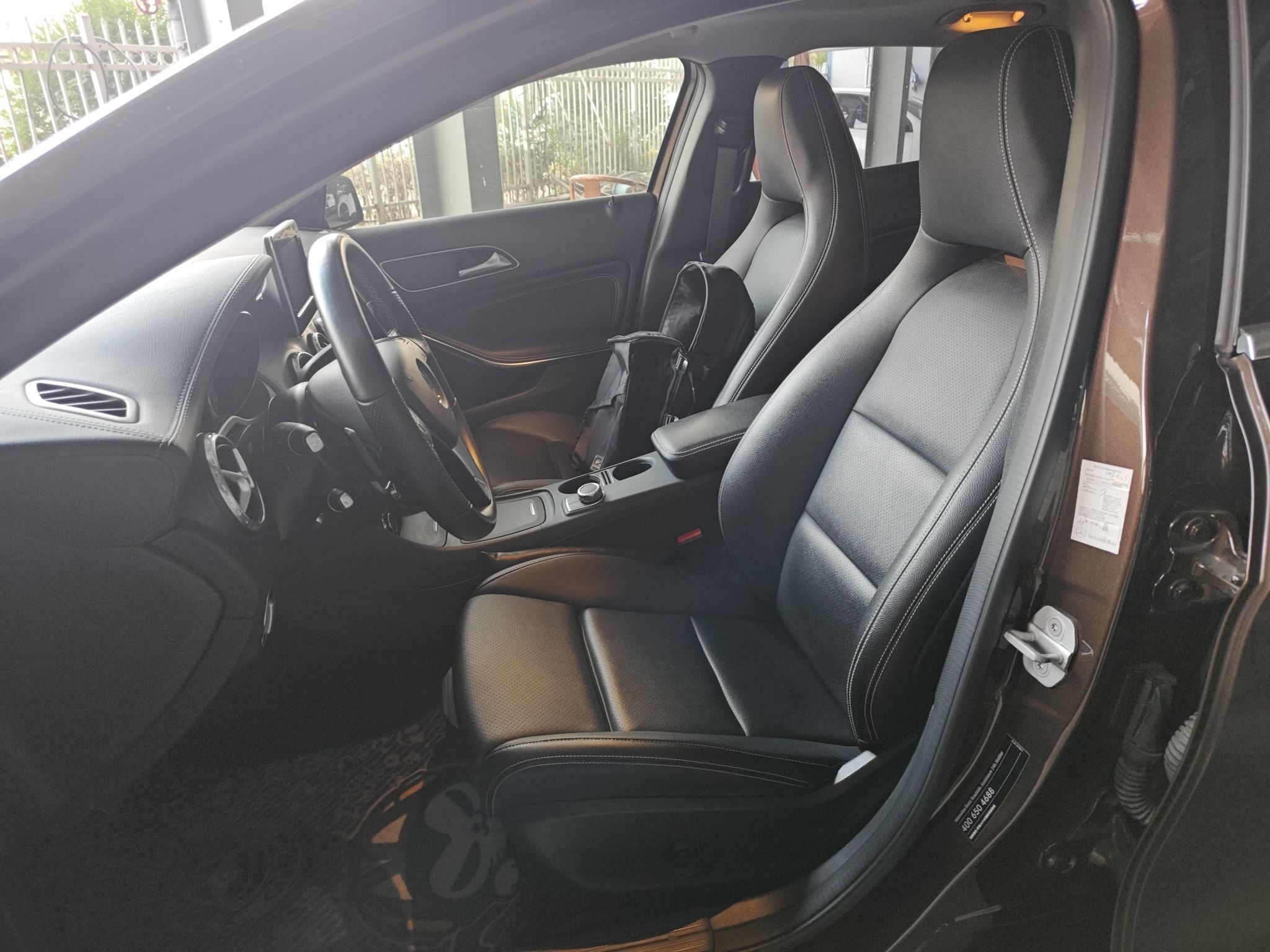 المقاعد الأمامية داخل السيارة