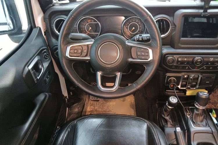 Used Jeep Wrangler 2019 2.0T Sahara Four-Door Version China VI Emission Standard