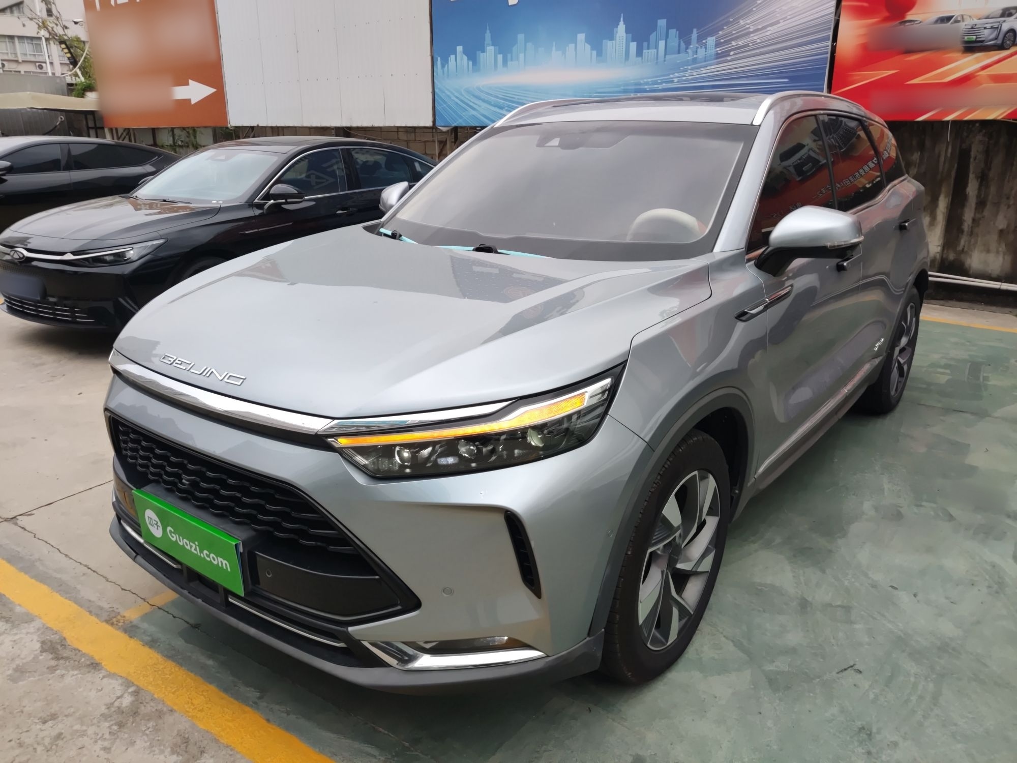 تحت مقدمة السيارة