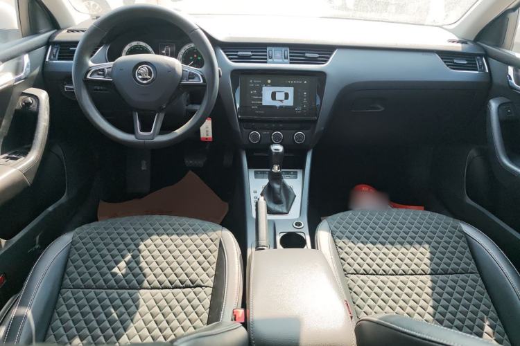 Used Skoda Octavia 2020 1.5L Automatic SmartDrive Luxury Edition Center Console