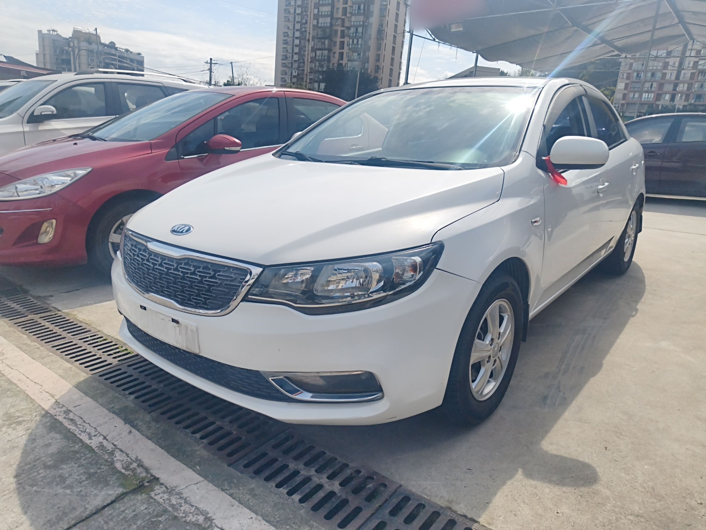 Под передней частью автомобиля