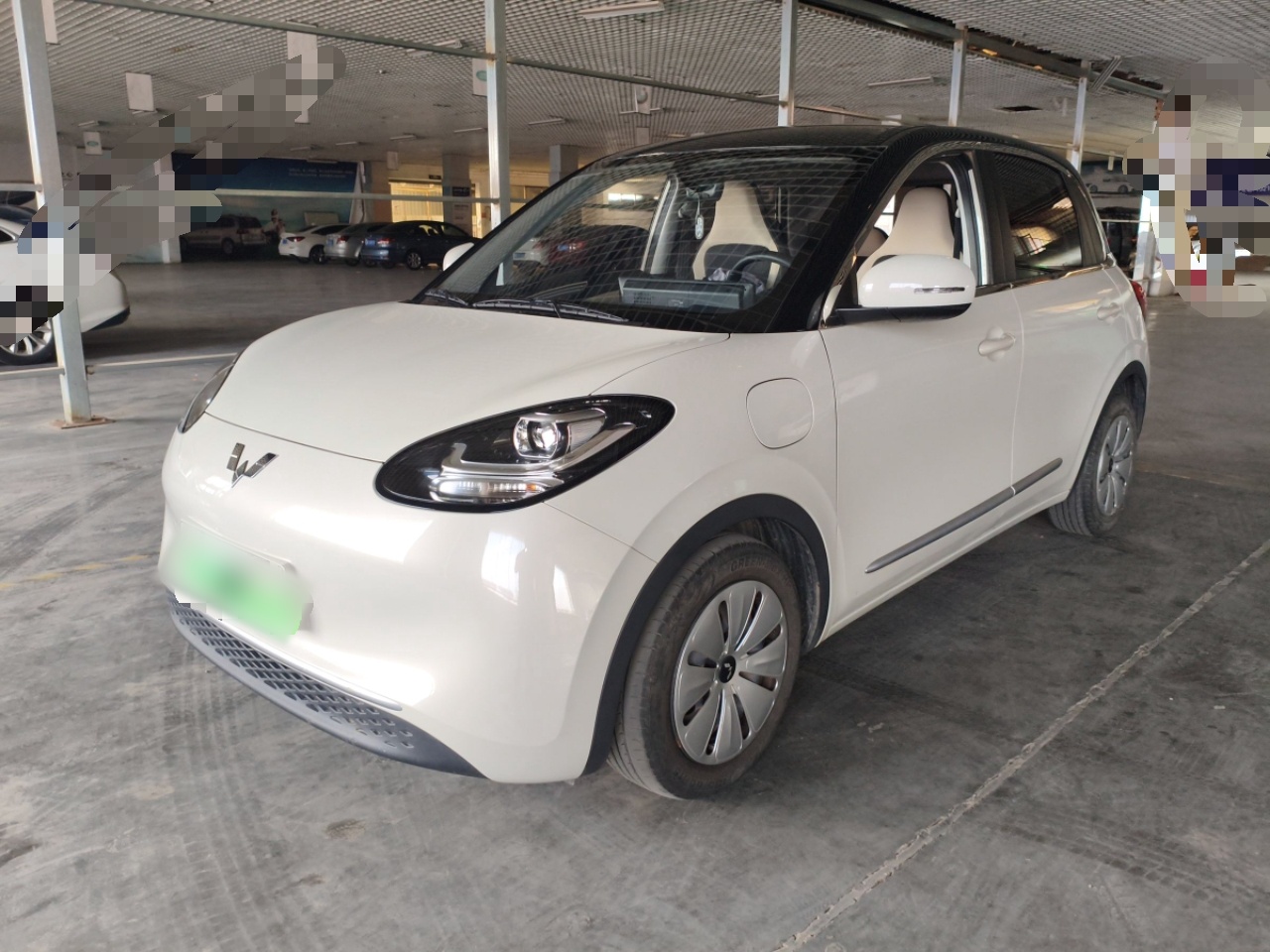 تحت مقدمة السيارة