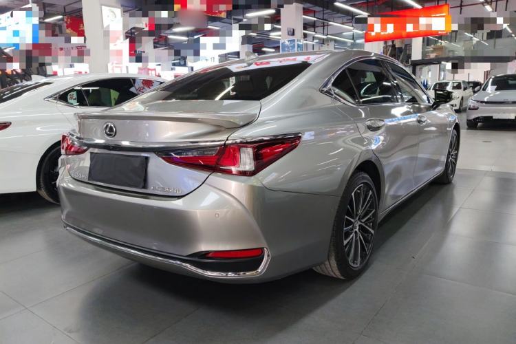 Used Lexus ES 2022 300h Deluxe Edition
