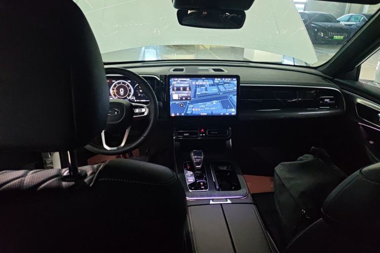 Used GAC Trumpchi GS8 2025 Linghang Series 2.0 TGDI Two-Wheel-Drive Luxury Edition 5 Seats Center Console