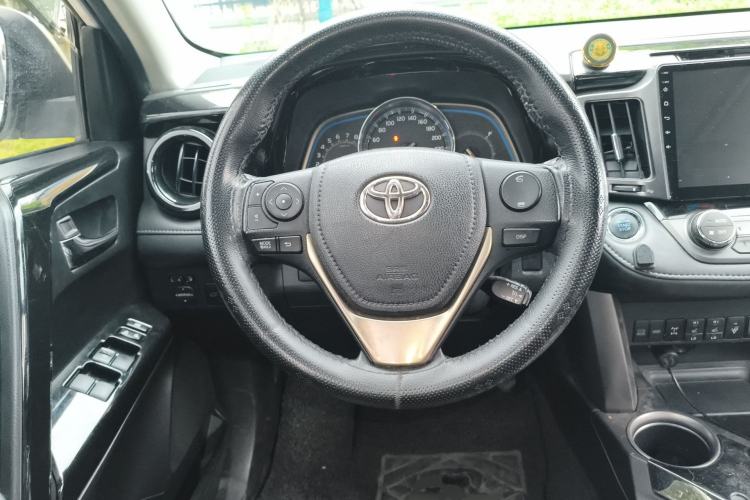 Used Toyota RAV4 2015 2.5L Automatic 4x4 Luxury Edition Steering Wheel