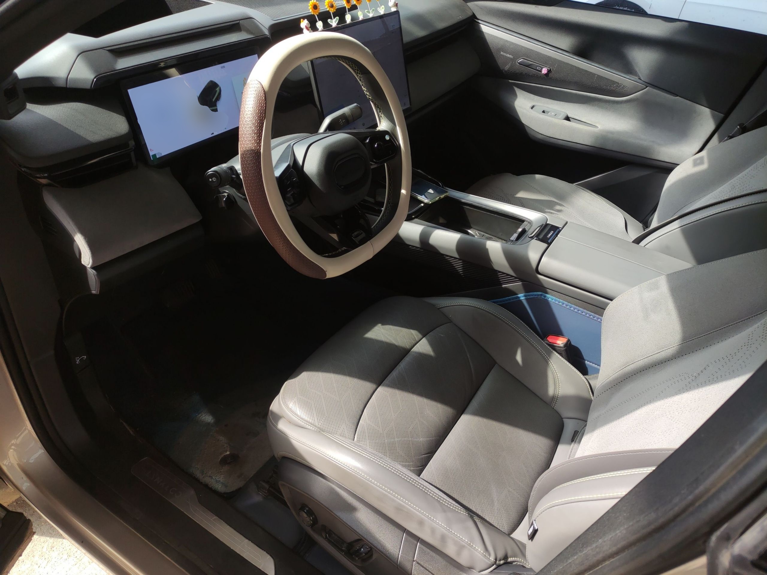 المقاعد الأمامية داخل السيارة