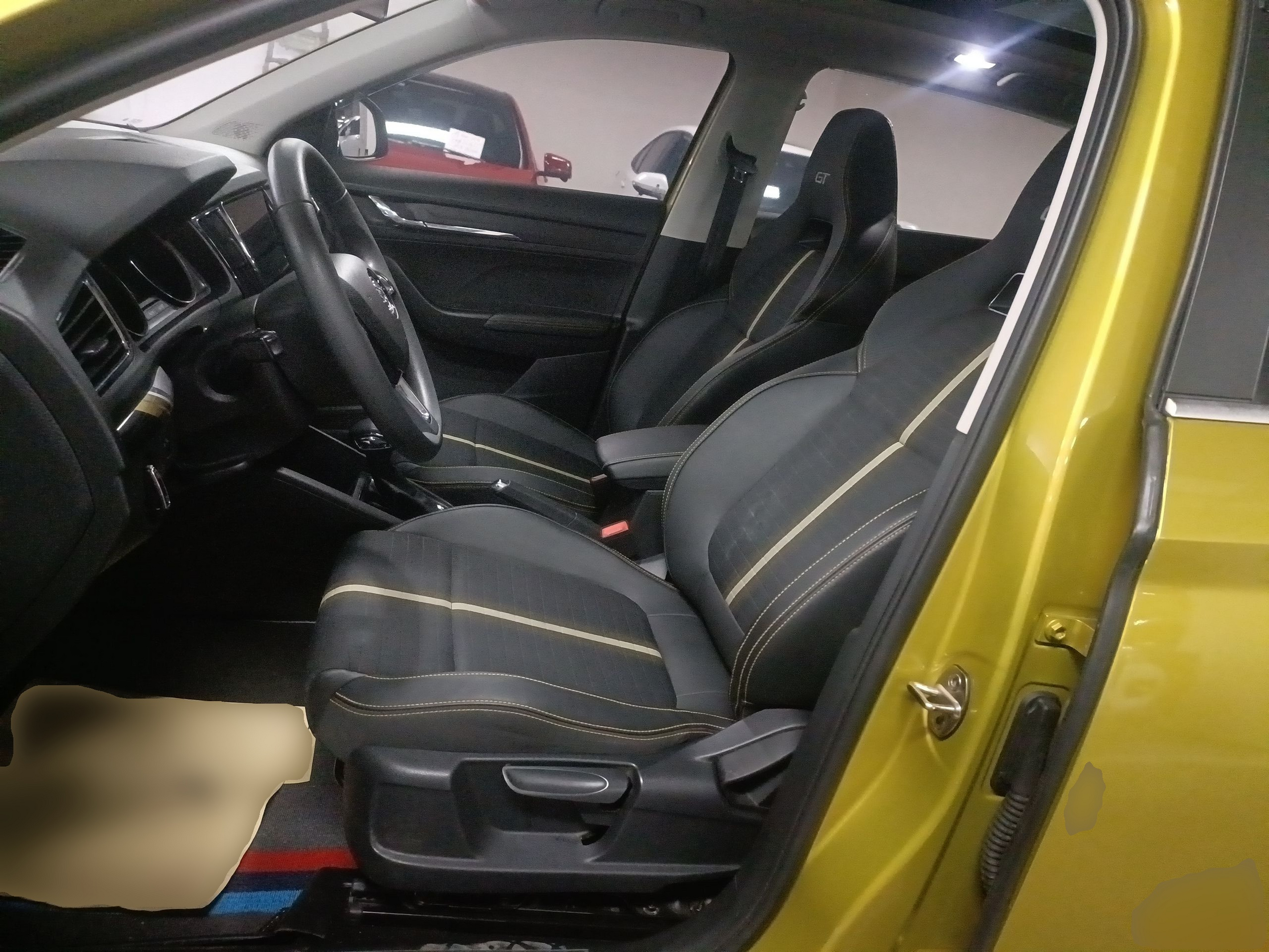 Переднее сиденье в автомобиле