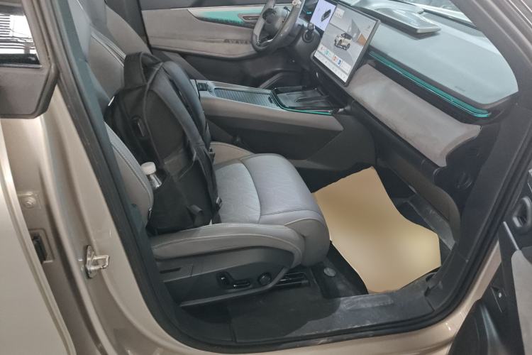 Used Lynk & Co 08 EM-P 2025 220 km All-Wheel-Drive Performance Halo
