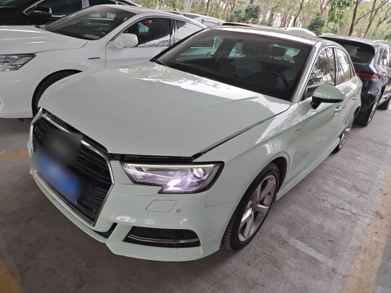 تحت مقدمة السيارة