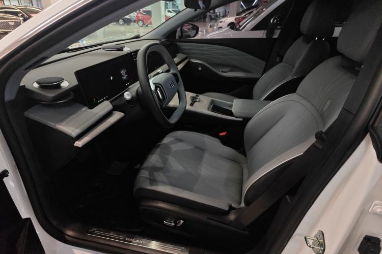 Used Geely Galaxy E8 2024 550 km Range Rear-Wheel-Drive PRO
