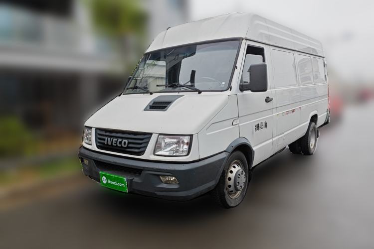 Used Iveco Daily 2021 2.8T V40 VAN厢式 Cargo Van 3-Seater Long Wheelbase Mid-Roof Design Dual Tires Manual Door