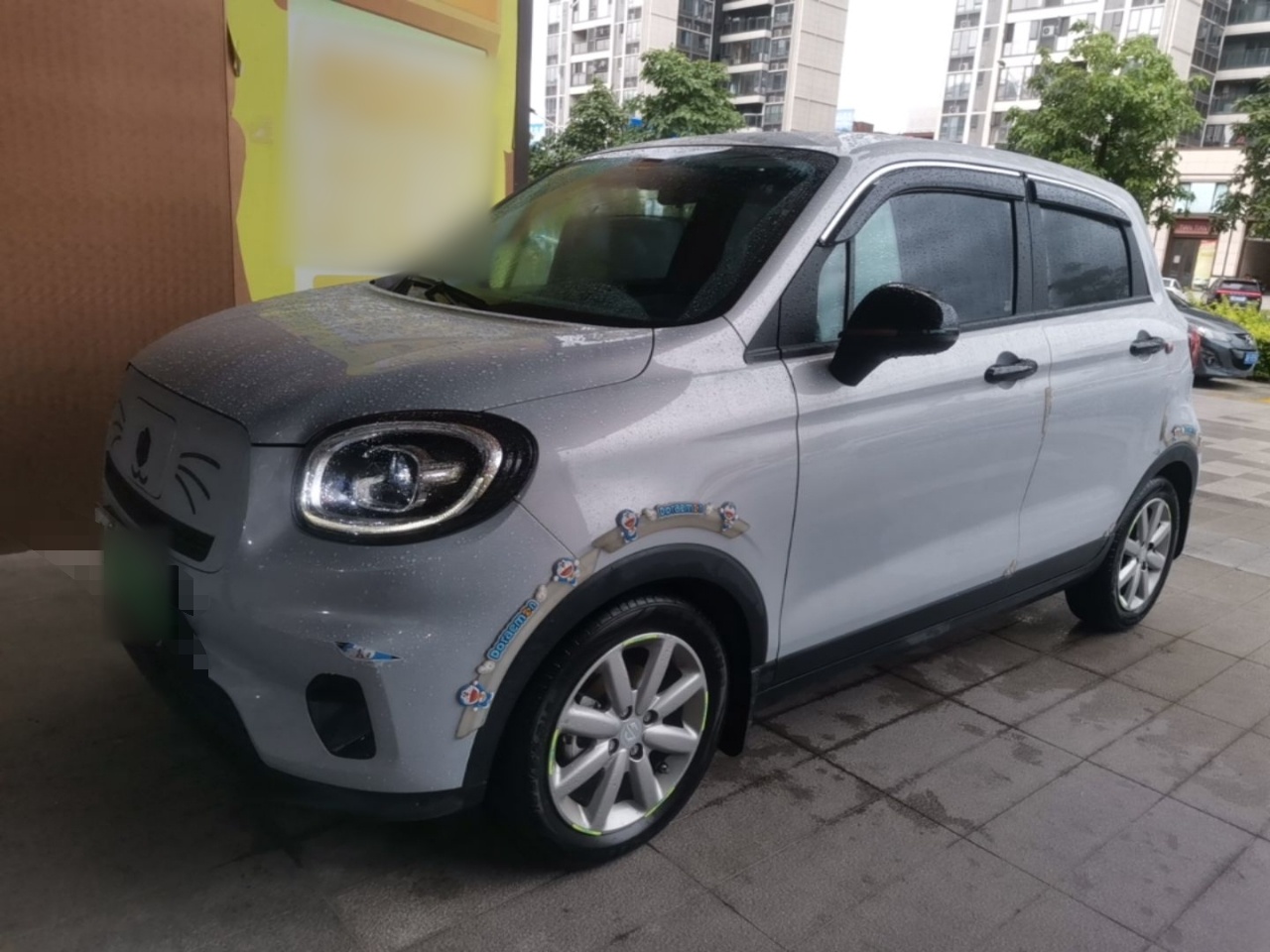 Под передней частью автомобиля