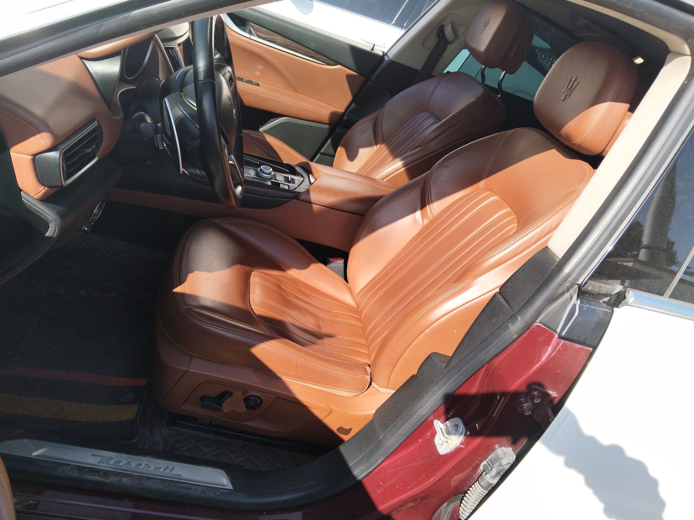 المقاعد الأمامية داخل السيارة