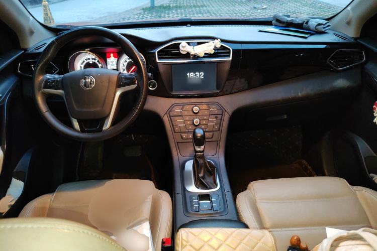 Used MG GS 2015 2.0TGI TST Luxury Edition Center Console