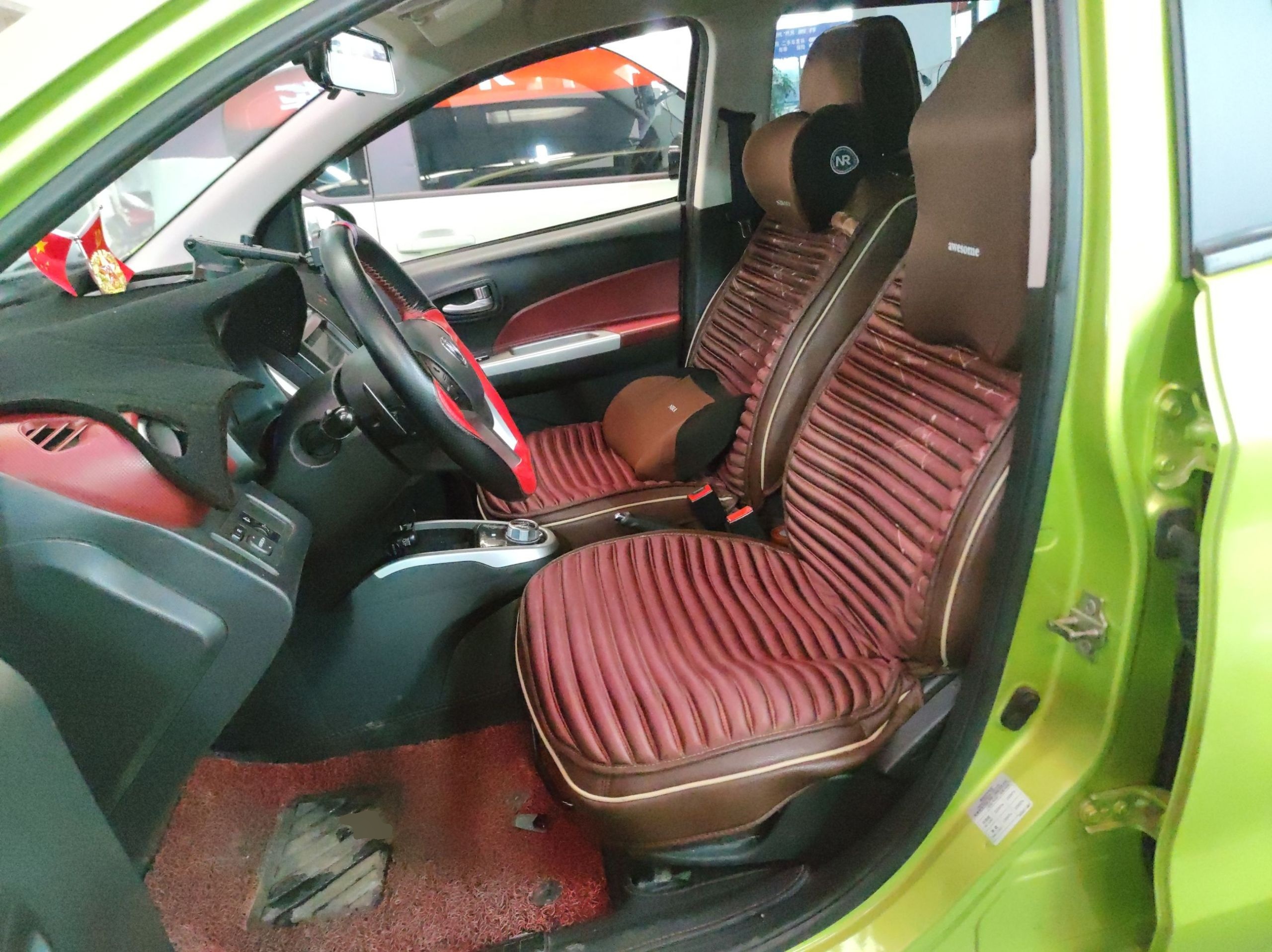 المقاعد الأمامية داخل السيارة