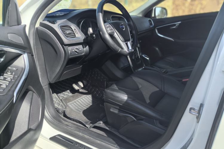 Used Volvo V40 2015 1.6T Zhiyi Edition