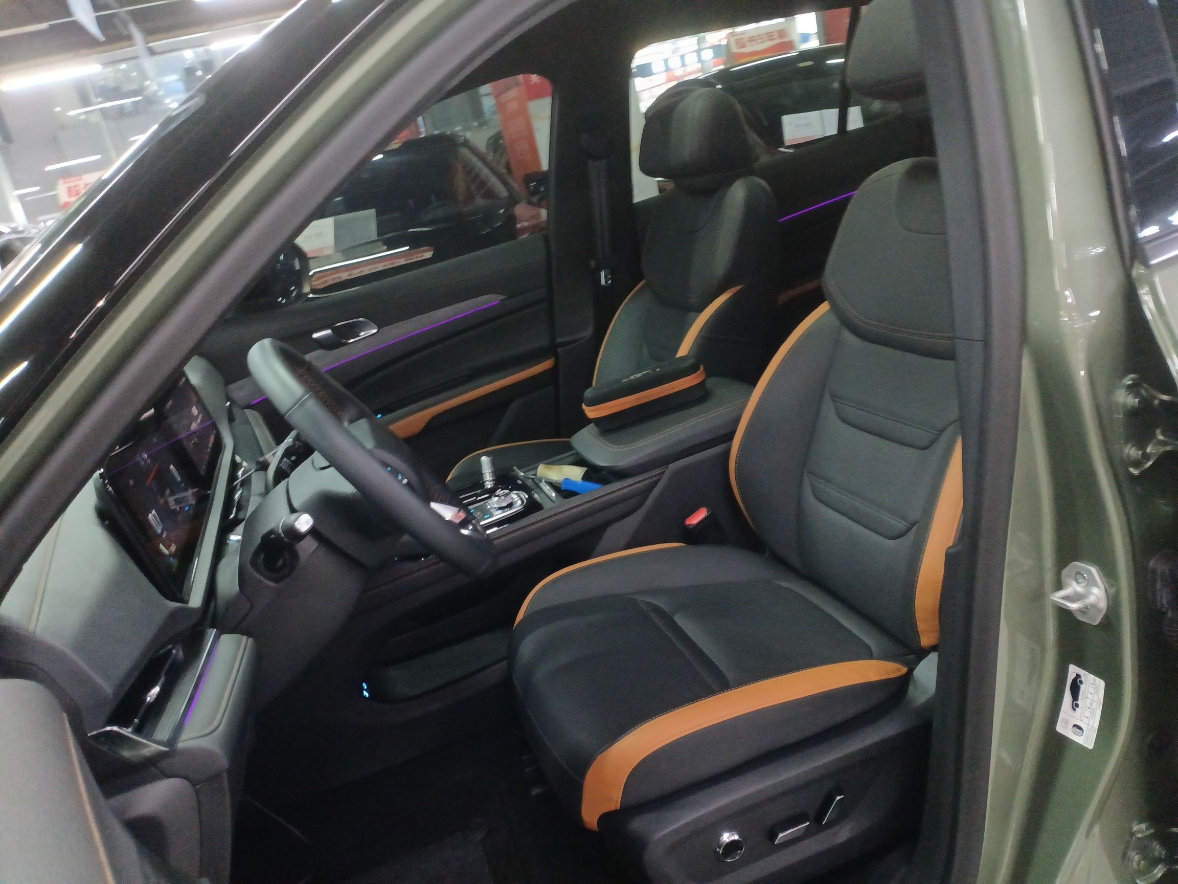 المقاعد الأمامية داخل السيارة