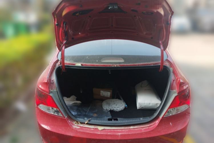 Used Hyundai Verna (older generation) 2010 Sedan 1.4L Manual Comfort GS Trunk