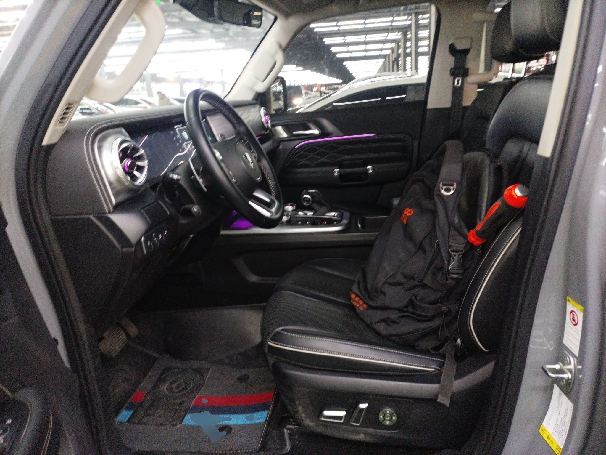 المقاعد الأمامية داخل السيارة