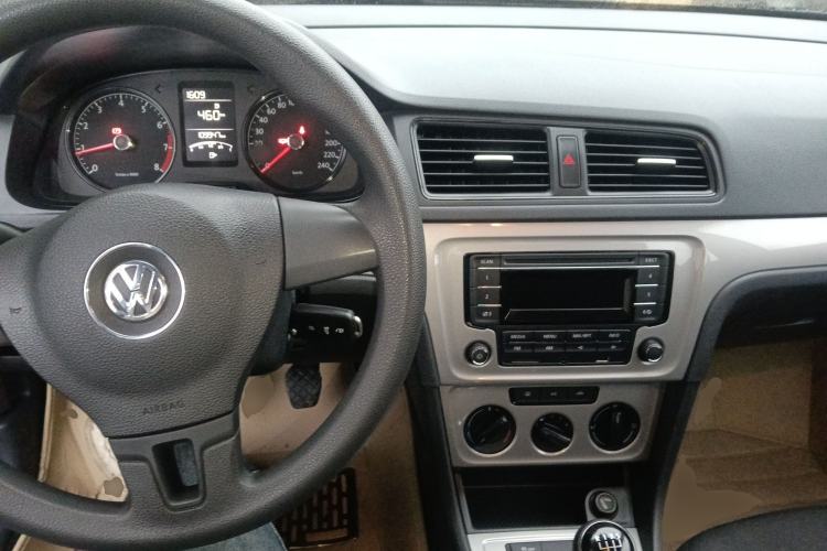 Used Volkswagen Lavida 2013 Revised Classic 1.6L Manual Fashion Edition Center Console