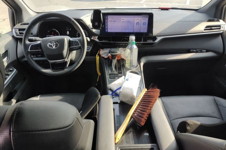 Used Toyota SIENNA 2023 2.5L Hybrid Deluxe Edition