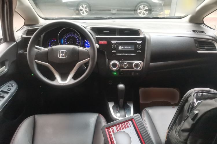 Used Honda Fit 2014 1.5L SE CVT Fashion Model Center Console