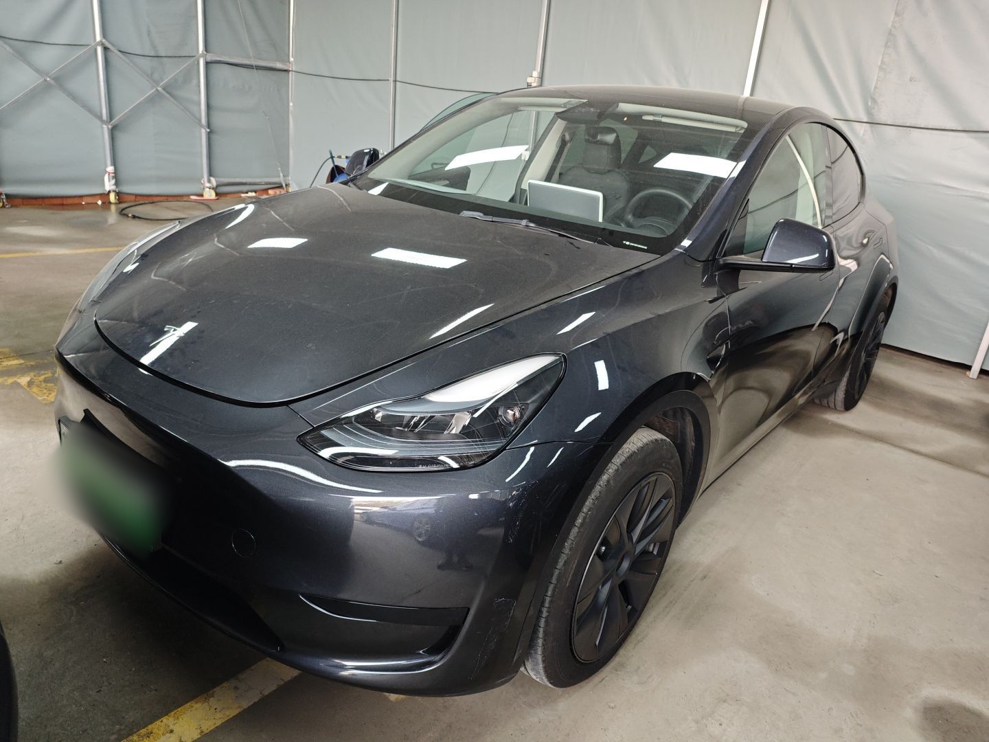 Под передней частью автомобиля