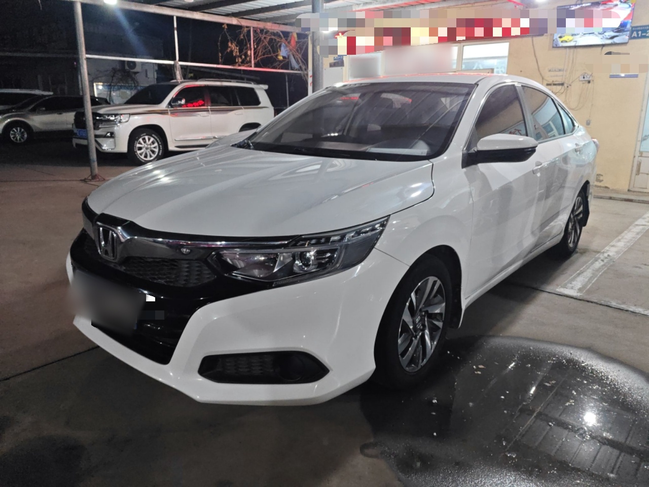 Под передней частью автомобиля