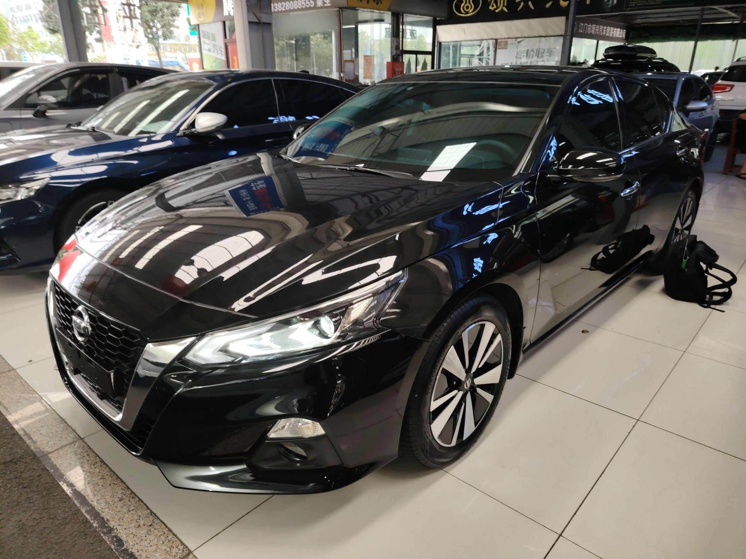 تحت مقدمة السيارة