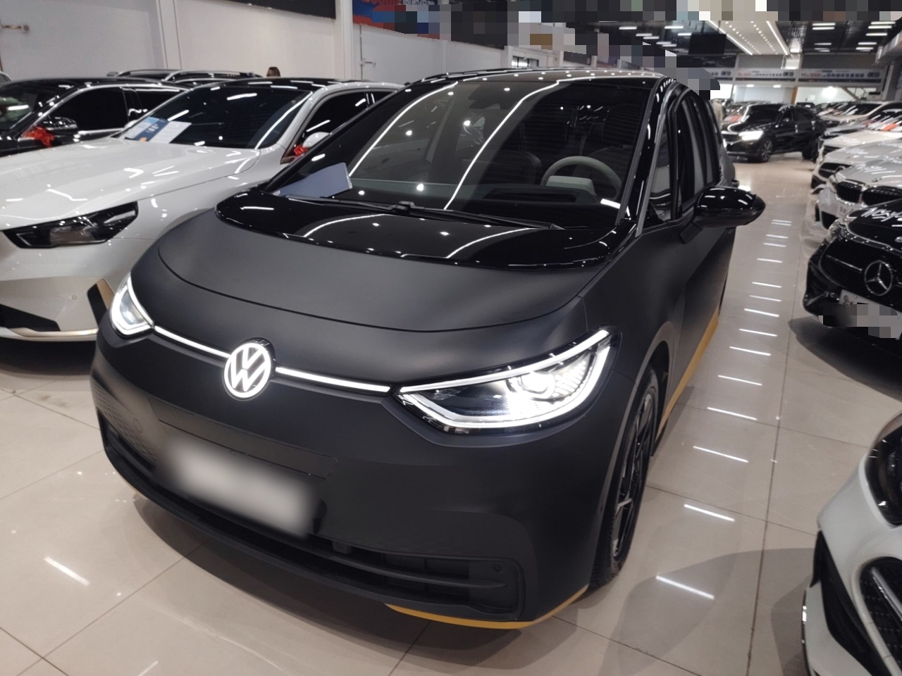 تحت مقدمة السيارة