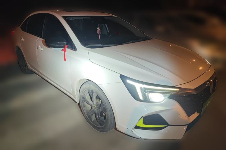 Used Roewe i6 MAX 2020 300TGI Automatic Supreme Edition with Cool Sunroof and Advanced Driving Features Front Right 45 Deg