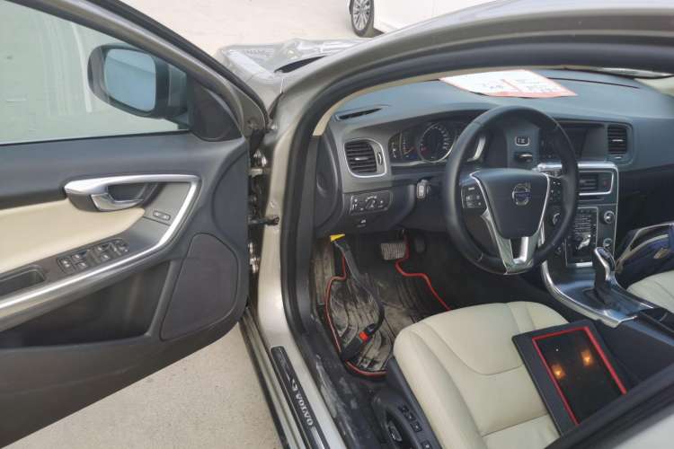 Used Volvo V60 2014 T5 Zhiyi Edition