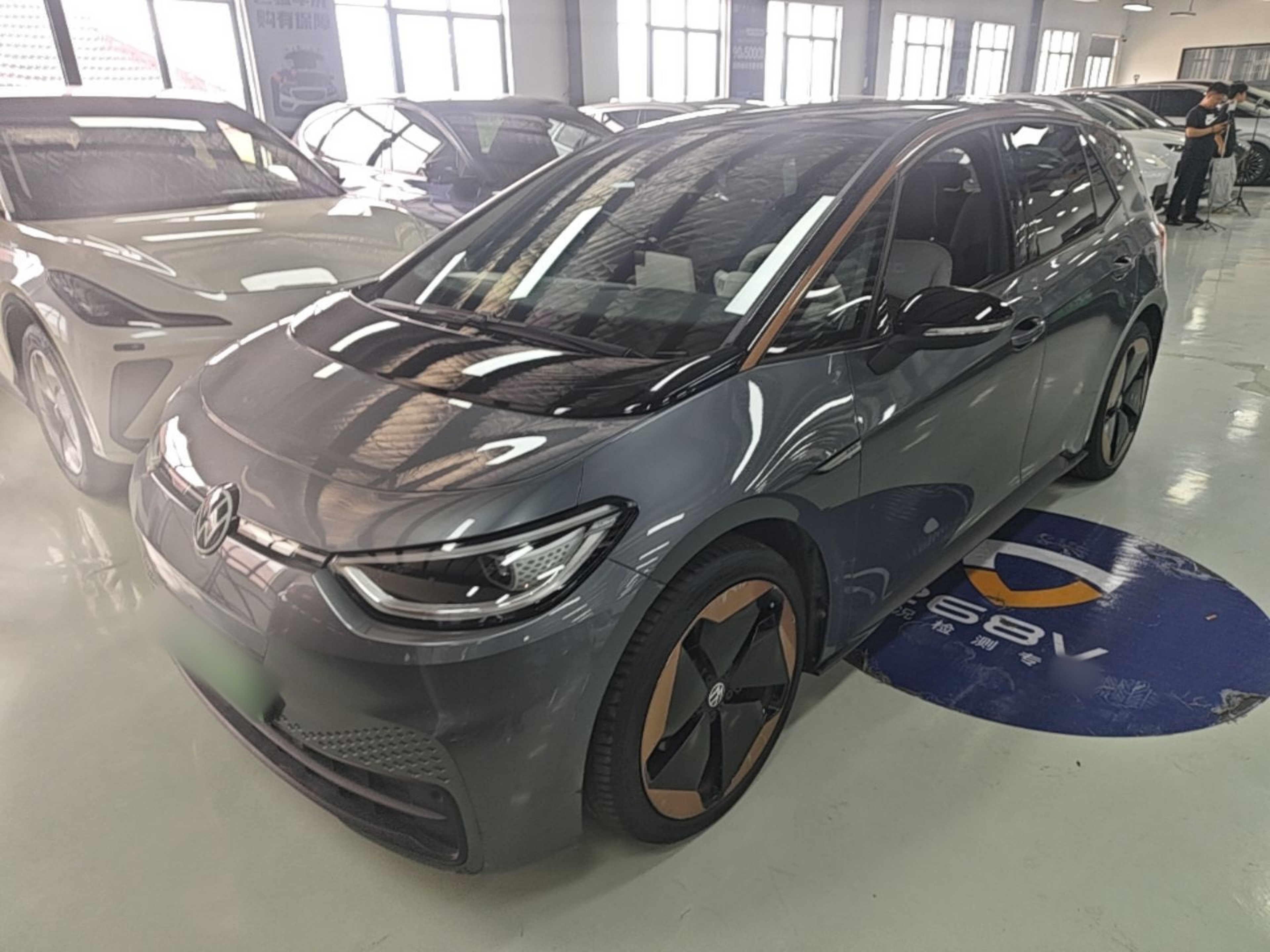 Под передней частью автомобиля