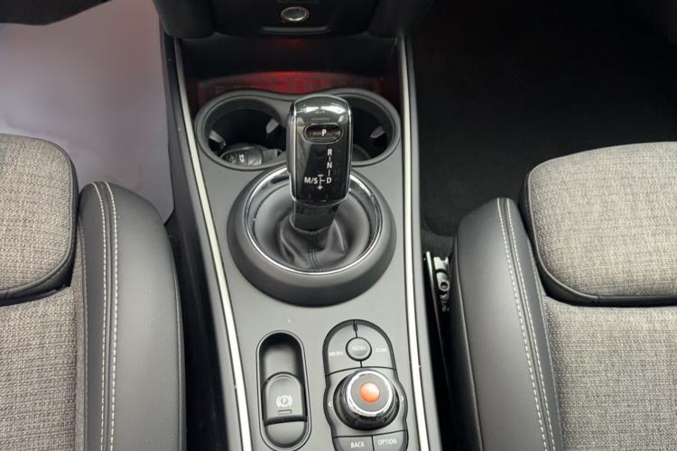 Used MINI Countryman 2019 1.5T COOPER Artist Weekend Travel Edition Gear Lever