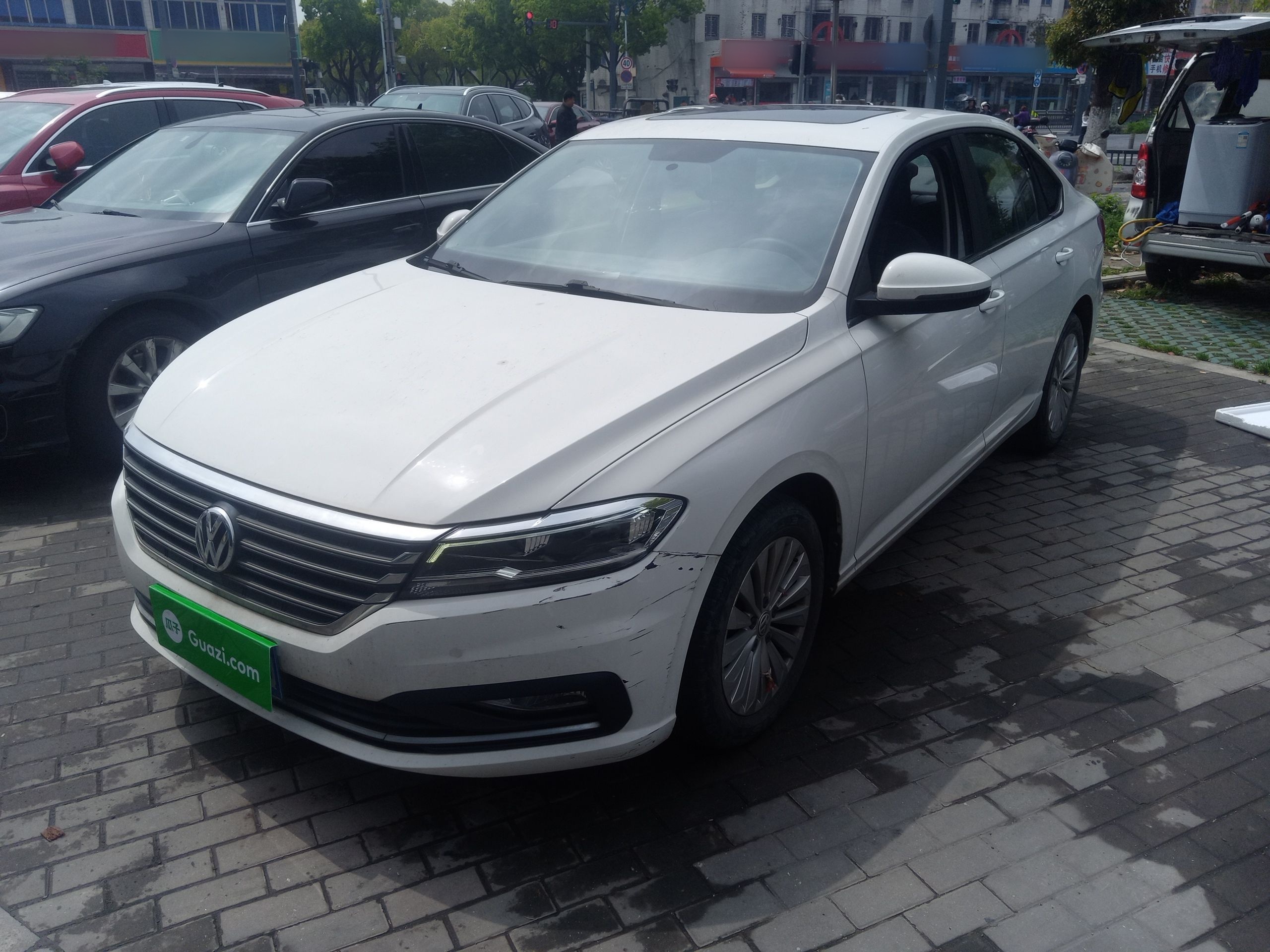 تحت مقدمة السيارة